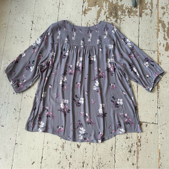 Torrid Grey Floral Crepe V-Neck Smocked Blouse Top Size 4 - Picture 9 of 16